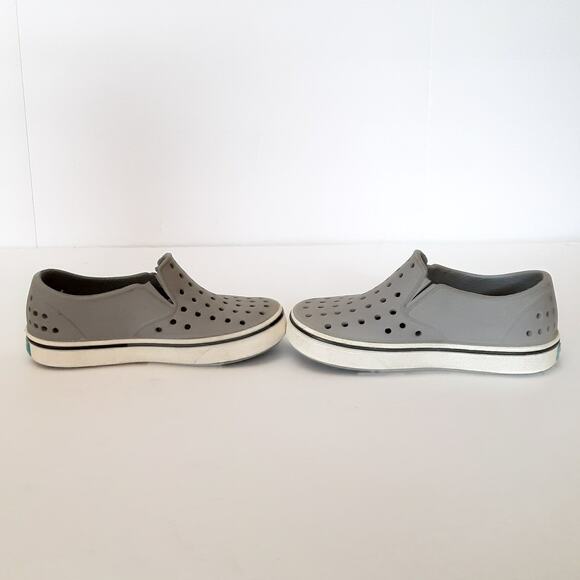 Native Miles Kids 7 Water Shoes Gray White Slip On Sneakers Back to School Play - Picture 6 of 9